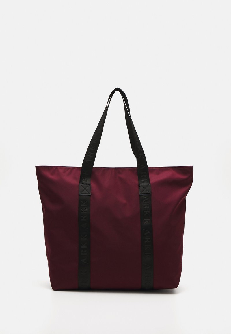 Sac fourre-tout bordeaux avec des anses imprimées en noir. Fabriqué en nylon lisse, il offre un design spacieux avec un fond plat pour plus de stabilité.