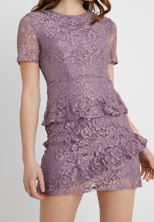 Robe en dentelle de couleur violet clair avec un col rond, des manches courtes, une taille peplum, des volants superposés et un motif floral sur l'ensemble.