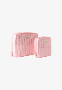 Deux pochettes rectangulaires matelassées roses de différentes tailles avec de petites étiquettes de marque sur un fond blanc.