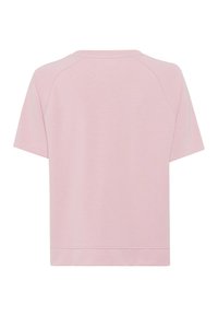 Lyserød T-shirt med korte ærmer og rund hals, lavet af blødt stof. Har raglanærmer og en lige kant ved taljen.