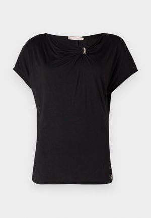 Maglietta nera a maniche corte con scollo arricciato, caratterizzata da un accento decorativo argento al centro. Tessuto morbido con una vestibilità comoda.