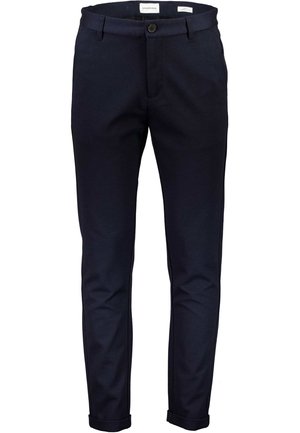 Pantalons en coton bleu marine, coupe slim, avec une fermeture à bouton et des ourlets roulés. Texture lisse sans motifs ni accents visibles.