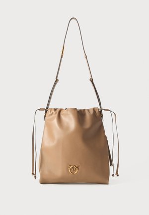 Bruine leren emmer tas met een trekkoordsluiting, gouden accenten en een logo-detail. Voorzien van een enkele verstelbare schouderband.