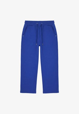 Blauwe joggingbroek met elastische tailleband, trekkoord en zijzakken, plat gelegd op een witte achtergrond.