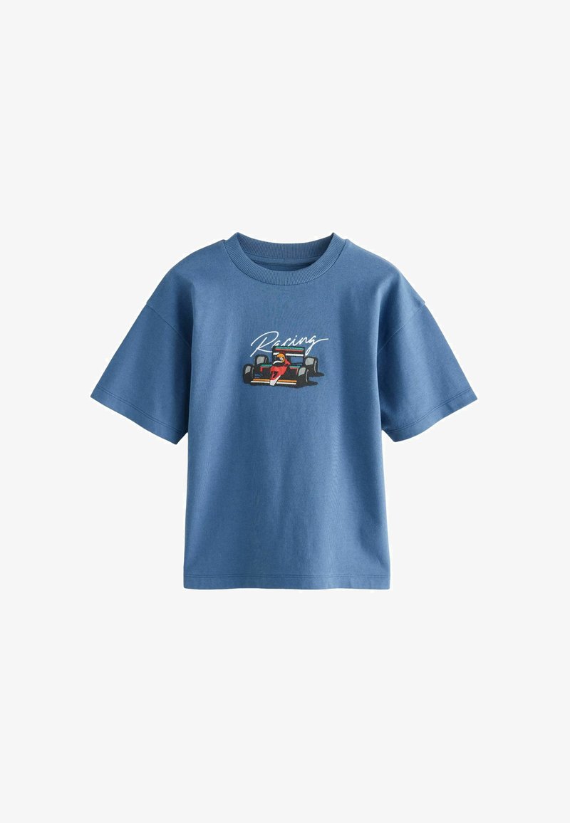 Mėlynas medvilninis marškinėliai trumpomis rankovėmis su lenktynių automobilio grafika ir žodžiu "Racing" baltu šriftu. Lygi tekstūra, kasdieniškas siluetas.