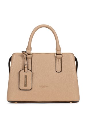 Beige leren handtas met textuur, voorzien van twee handvatten, hardware in goudtint en een subtiel "Hexagona Paris" logo aan de voorkant.
