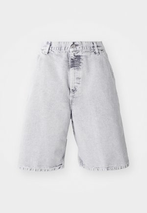 Lys grå denimshorts med en falmet tekstur. Har knapp- og glidelås-lukking, beltehemper og design med rette ben.