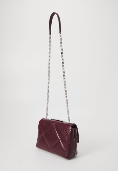 Sac à main en cuir bordeaux avec un motif matelassé, doté d'une bandoulière en chaîne argentée et d'une anse lisse pour l'épaule. Forme rectangulaire compacte.