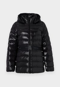 Glanzend zwarte pufferjas met een capuchon, voorzien van horizontaal gestikte lijnen en een zwarte riem met het "Calvin Klein" logo op de taille.