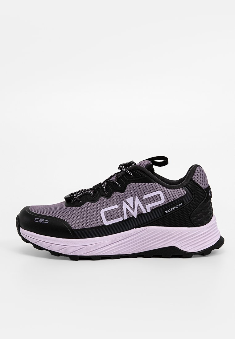 Scarpe da atletica impermeabili viola e nere con tomaia in mesh, chiusura con lacci, suola in gomma e logo CMP in evidenza sul lato.