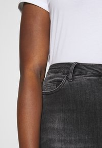 Vero Moda Curve VMLORA WASH - Jeggings - black denim