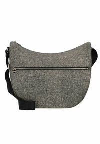 Borsa a tracolla grigia con texture, dalla forma curvilinea, dotata di una tasca frontale con zip e una tracolla nera regolabile.