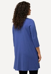 Langekleding tuniek in blauw, met een relaxte pasvorm en zijzakken. Gemaakt van zachte, rekbare stof met een gladde textuur.