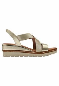 Metallisch goldene Keilsandalen mit gekreuztem Riemendesign, Obermaterial aus Kunstleder, weichem Fußbett und einer strukturierten Gummisohle für besseren Halt.