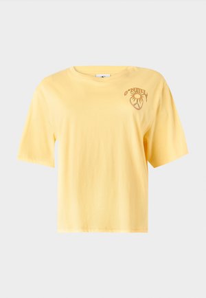 Żółta bawełniana koszulka z krótkim rękawem, okrągłym dekoltem i nadrukiem graficznym na lewej piersi. Gładka faktura, luźny krój.