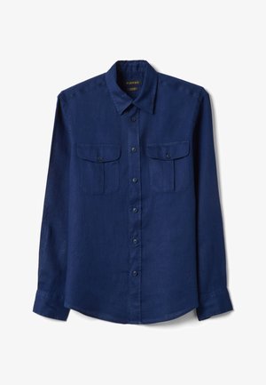 Langärmliges dunkelblaues Hemd mit Knopfleiste, zwei geknöpften Brusttaschen und klassischem Kragen, flach auf weißem Hintergrund liegend.