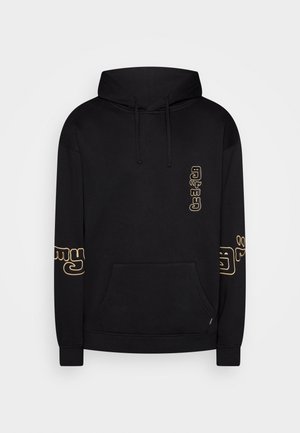 Czarna bluza z kapturem z przednią kieszenią i beżowym stylizowanym tekstem na piersi i rękawach.