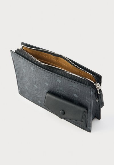 Μαύρο δερμάτινο πουγκί με υφημένη επιφάνεια, κλείσιμο με φερμουάρ και καφέ εσωτερικό. Διαθέτει μπροστινό καπάκι με κουμπί κλικ.