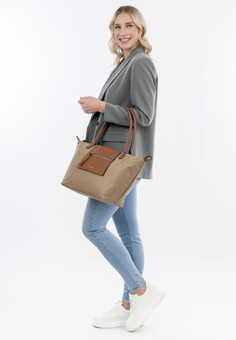 Borsa tote tan con dettagli in pelle marrone, manici superiori doppi e una tasca frontale con zip. Materiale in nylon liscio con una forma strutturata.