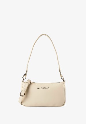 Crèmekleurige Valentino leren schoudertas met verstelbare riem, metalen logo en bovenste ritssluiting op een witte achtergrond.
