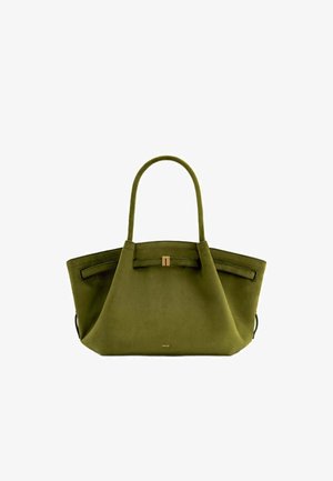 Sac fourre-tout en daim vert olive avec deux poignées et un petit fermoir doré à l'avant, portant la marque "JW PEI" au centre en bas.