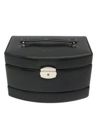 Boîte à bijoux noire avec une forme incurvée, fermoir en argent et une poignée supérieure. Extérieur en simili cuir lisse et deux compartiments à l'intérieur.