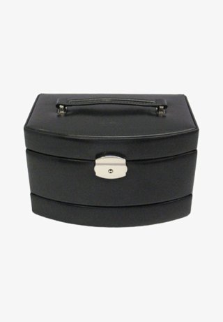 Schwarze Schmuckbox mit geschwungener Form, silbernem Verschluss und einem oberen Griff. Glatte, lederähnliche Außenseite und zwei Fächer im Inneren.