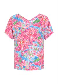 Kortærmet v-hals skjorte med lyserød blomster mønster på en blå baggrund og grønne detaljer.