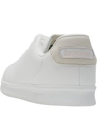 Sneaker blanche avec tige en cuir texturé, fermeture à lacets et col rembourré. Présente un design minimaliste et un logo de marque discret au talon.