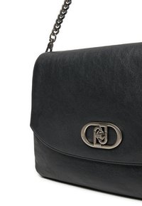 Borsa a tracolla in pelle nera, con design a patta, adornata da una chiusura con logo metallico. Presenta una tracolla a catena per il trasporto.