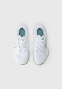 Un par de zapatillas deportivas blancas y verde menta con cordones, vistas desde arriba sobre un fondo blanco liso.