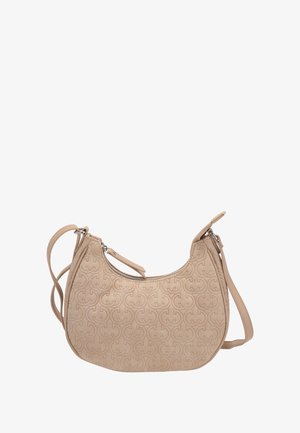 Bolso de hombro en forma de media luna de color beige con un patrón de círculos y líneas grabados que se repite, cierre de cremallera y correa ajustable.