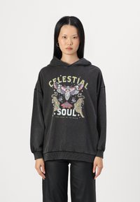 Dunkelgrauer, übergroßer Hoodie aus weichem Stoff, mit einem grafischen Design, das ein Motte und Tiger zeigt. Rippstrickbündchen und -saum.