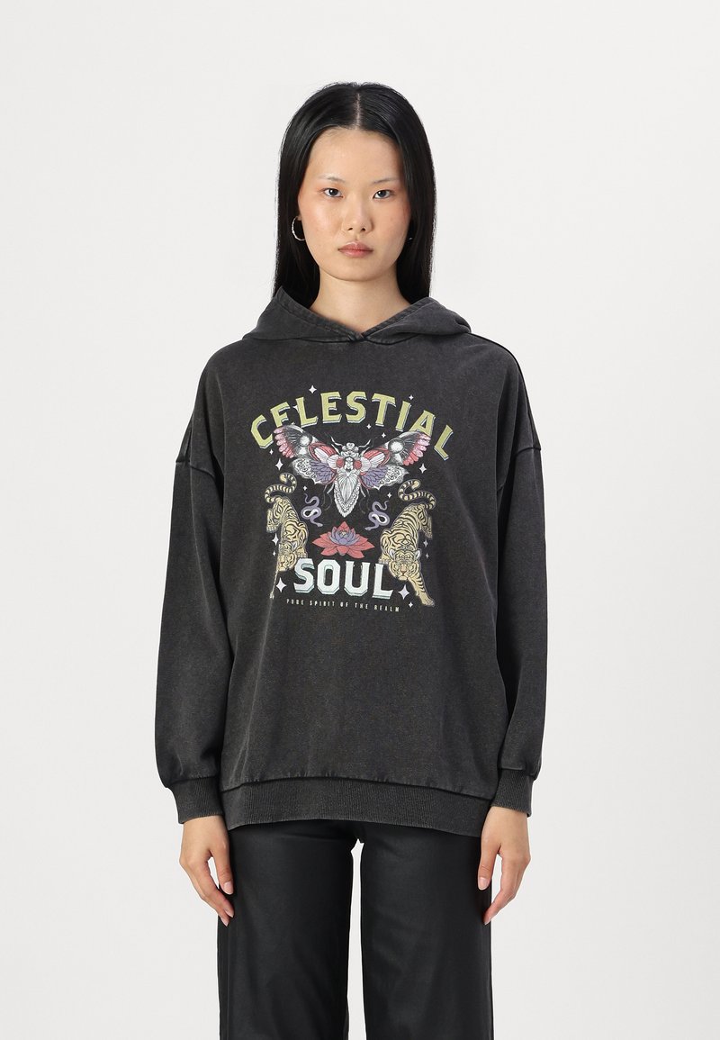 Dunkelgrauer, übergroßer Hoodie aus weichem Stoff, mit einem grafischen Design, das ein Motte und Tiger zeigt. Rippstrickbündchen und -saum.