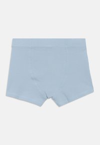 Svetlomodré bavlnené boxerky s jemnou textúrou, poskytujúce priliehavý strih s elastickým pásom a prešívanými detailmi pozdĺž okrajov.