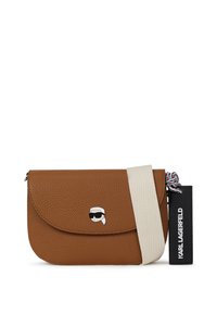 Borsa in pelle marrone a ciottoli con chiusura a pattina, dotata di una tracolla bianca e un'etichetta. La parte frontale presenta un logo stilizzato in bianco e nero.