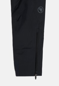 Schwarze wasserdichte Hose mit einem Reißverschlussfach und Logo-Patch. Hergestellt aus strapazierfähigem, glattem Material mit schmaler Passform und konischer Beinform.