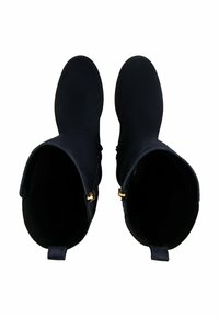 Sorte semskede ankelstøvler med en slouch-design, gullhardware på glidelåsene og et teksturert interiør. Rund tå og myk stofffinish.