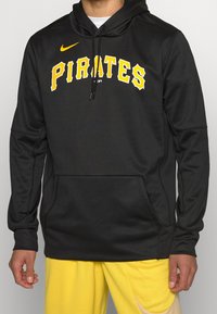 Felpa nera con cappuccio realizzata in tessuto morbido, con la scritta "PIRATES" in grassetto giallo sul petto e una tasca frontale.