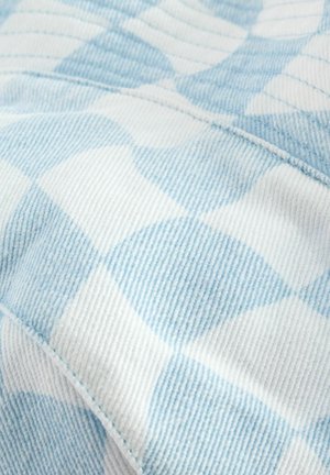 Puuvillakangas, jossa on vaaleansininen ja valkoinen geometrinen kuvio, jossa on kaartuvia muotoja ja näkyvä ribbitekstuuri. Sauma näkyy reunassa.