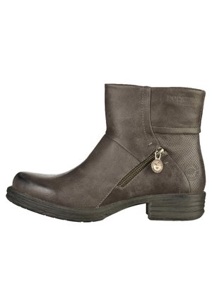 Bottine en cuir marron avec une fermeture éclair latérale et un petit talon empilé, présentant des panneaux en cuir texturé et lisse.