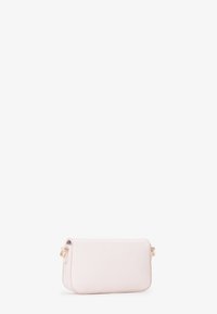 Borsa a mano in pelle rosa chiaro con una texture liscia, forma rettangolare e dettagli in metallo dorato sulla cerniera, caratterizzata da un design minimalista.