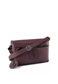 Borsa a tracolla in pelle viola con tracolla regolabile, scomparti con zip e una targhetta rotonda con logo ancora. Dettagli di cuciture sottili.
