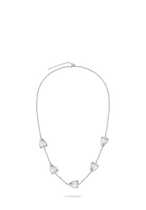 Sølvkæde med fem jævnt fordelte udhulede hjerteformede led og en justerbar skydelås.