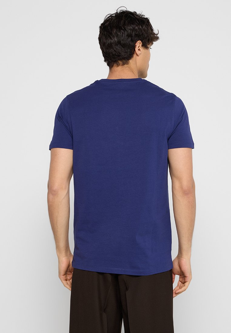 Marineblaues Baumwoll-T-Shirt mit rundem Halsausschnitt und kurzen Ärmeln, mit einem schlichten Rücken ohne Muster oder Akzente.