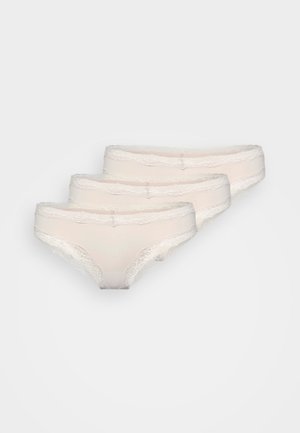 Trois paires de sous-vêtements féminins en beige clair, avec un tissu lisse et des dentelles sur la taille et les ouvertures de jambe.