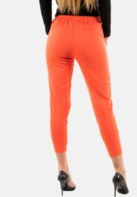ICHI Pantalones deportivos - orange