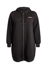 Kvamlet sort hættetrøjekjole med gyldent lynlås, forlommer og lyserødt broderet logo på venstre bryst. Har hætte og ærmekanter med rib.