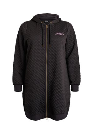 Gewatteerde zwarte hoodie-jurk met een gouden ritssluiting, zakken aan de voorkant en een roze geborduurd logo op de linkerborst. Heeft een capuchon en mouwen met manchetten.