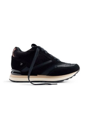 Scarpe da corsa nere realizzate in materiali scamosciati e in pelle, caratterizzate da una finitura testurizzata, punta arrotondata e una suola intermedia di colore crema.